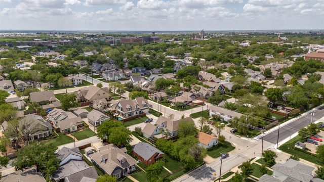 612 E Wall Street, Grapevine, TX 76051