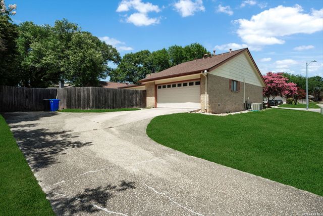 8703 Golden, Windcrest, TX 78239
