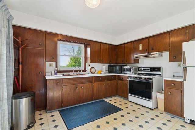 1895 33rd Avenue SW, Cedar Rapids, IA 52404