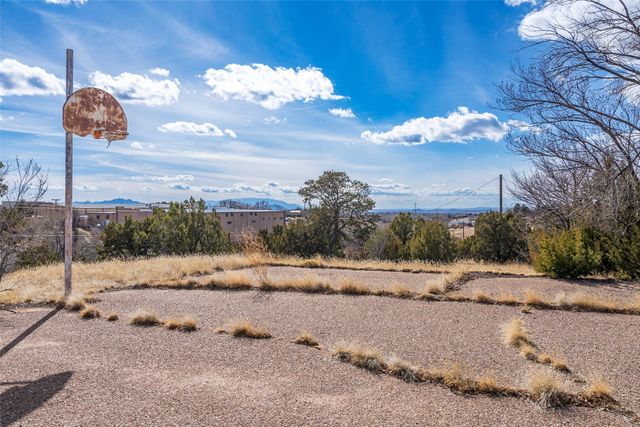 400 Brunn School Road, Santa Fe, NM 87505