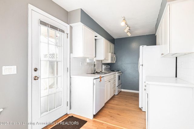 6354 Beechfield Drive 64, Lansing, MI 48911