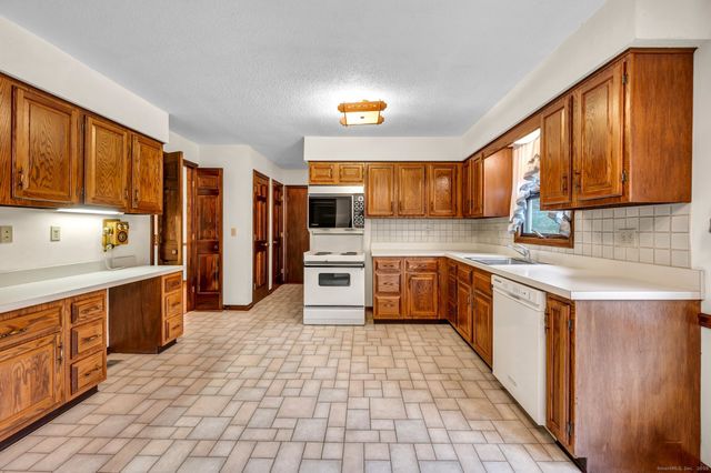 896 Coleman Road, Cheshire, CT 06410