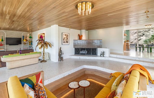 2425 Cahuilla Hills Drive, Palm Springs, CA 92264