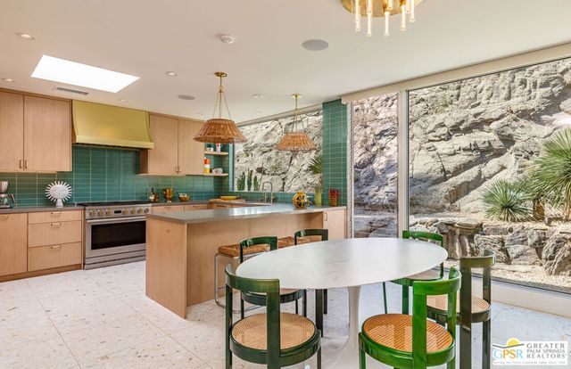 2425 Cahuilla Hills Drive, Palm Springs, CA 92264