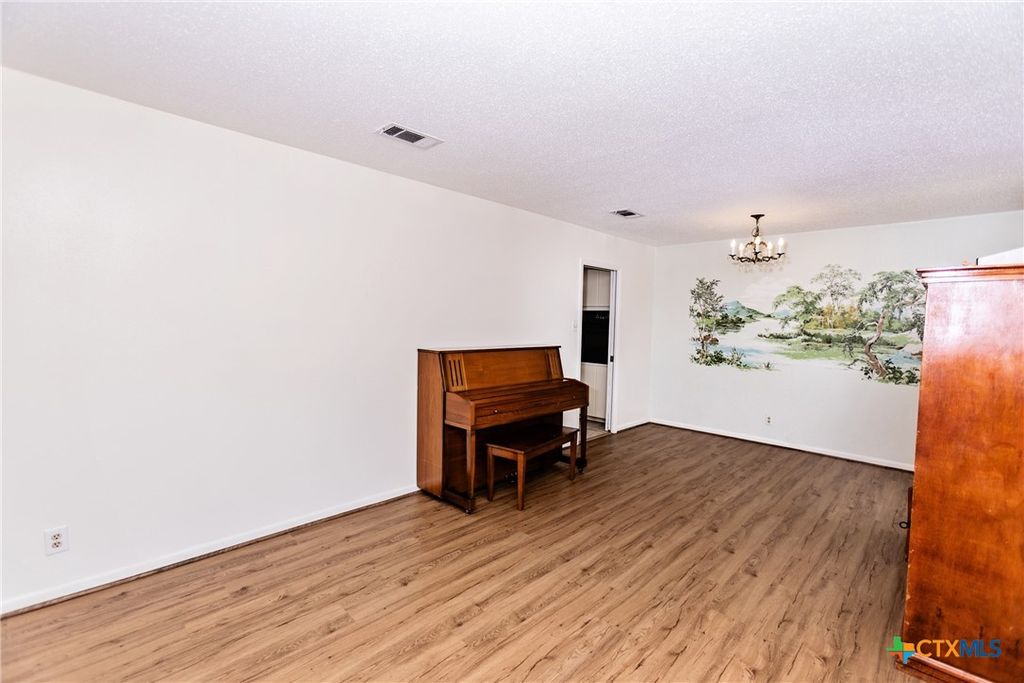 Image 7 of property listing at 3205 Pin Oak Drive, Temple, TX 76502