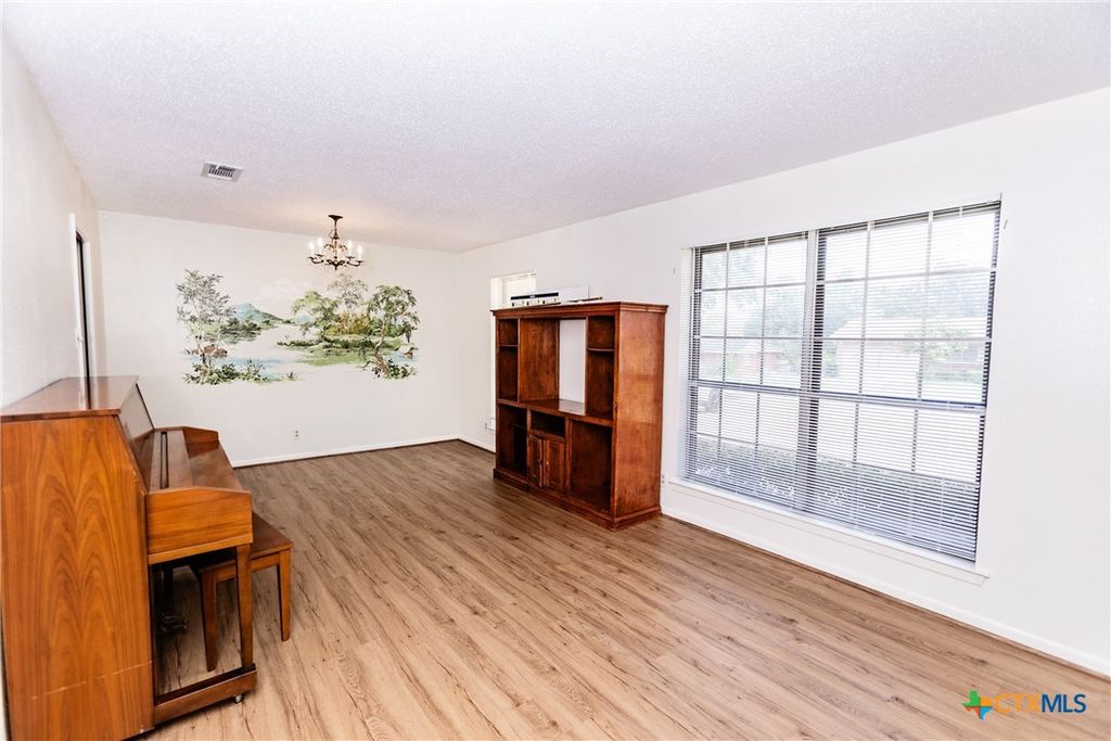Image 8 of property listing at 3205 Pin Oak Drive, Temple, TX 76502