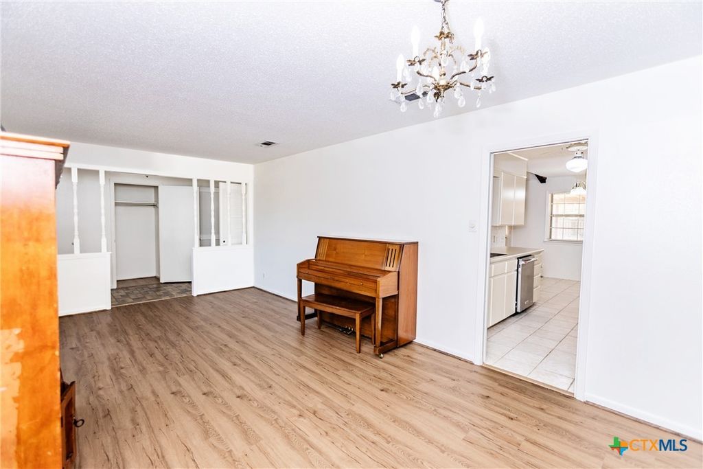 Image 9 of property listing at 3205 Pin Oak Drive, Temple, TX 76502