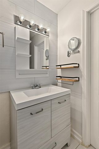 8221 Kingsbrook Road 108, Houston, TX 77024