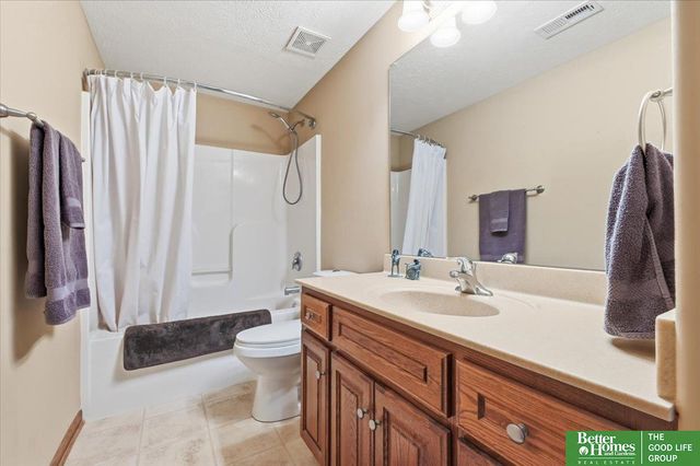 9924 Emiline Street, La Vista, NE 68128