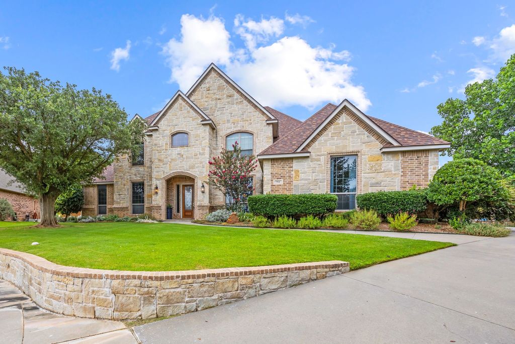 704 Flamingo Circle, Burleson, TX 76028