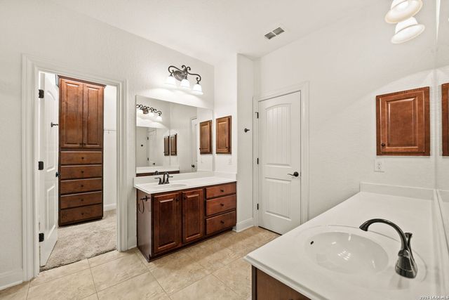 221 WINDSOR DR, Boerne, TX 78006