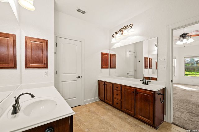 221 WINDSOR DR, Boerne, TX 78006