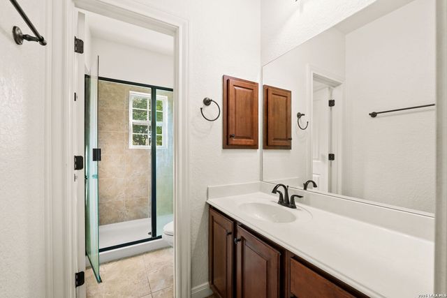 221 WINDSOR DR, Boerne, TX 78006