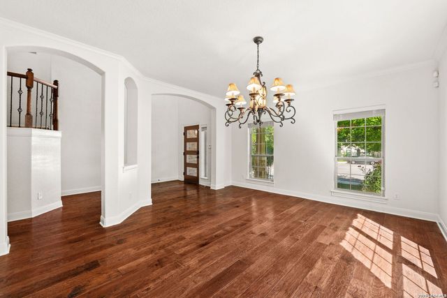 221 WINDSOR DR, Boerne, TX 78006