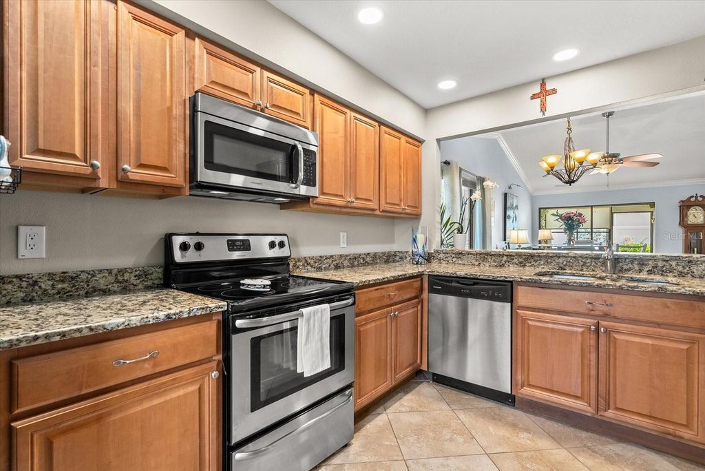 2723 60TH AVENUE DRIVE W 2723, BRADENTON, FL 34207 — photo 3
