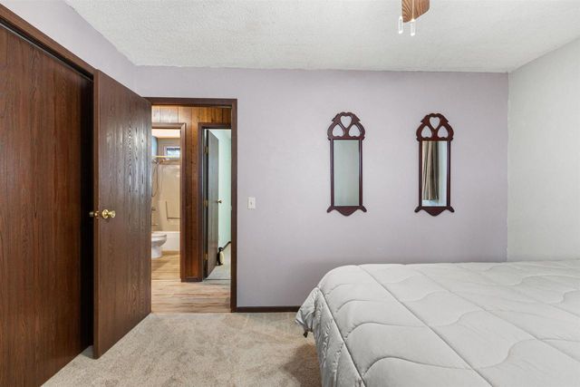 1074 E Queens Way, Nekoosa, WI 54457