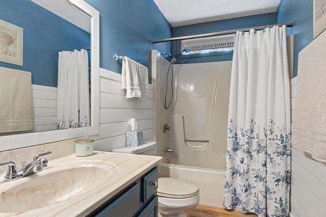 1074 E Queens Way, Nekoosa, WI 54457