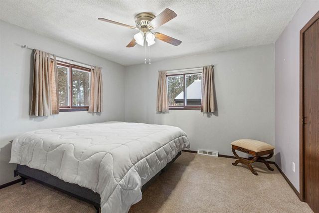 1074 E Queens Way, Nekoosa, WI 54457