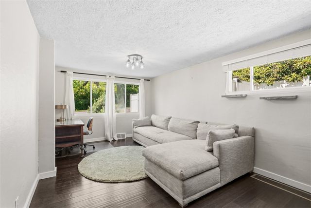 302 3rd St, Oakdale, PA 15071