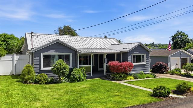 302 3rd St, Oakdale, PA 15071