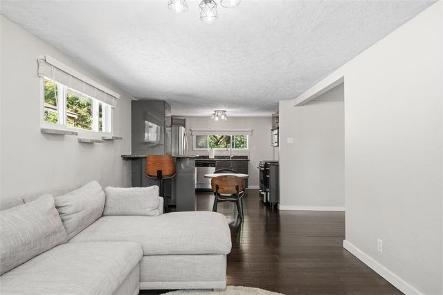 302 3rd St, Oakdale, PA 15071