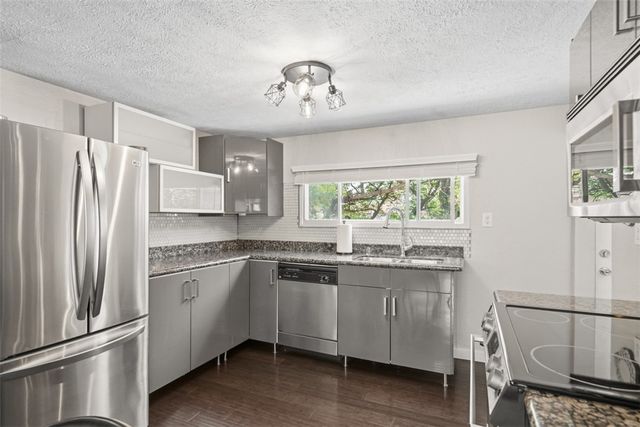 302 3rd St, Oakdale, PA 15071