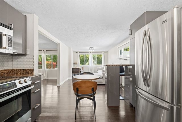 302 3rd St, Oakdale, PA 15071