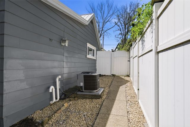 302 3rd St, Oakdale, PA 15071