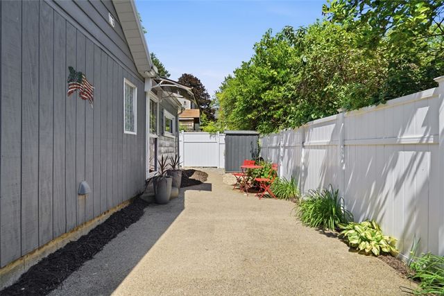 302 3rd St, Oakdale, PA 15071