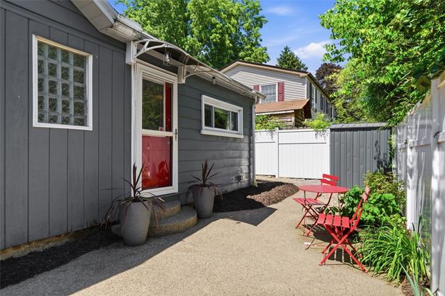 302 3rd St, Oakdale, PA 15071