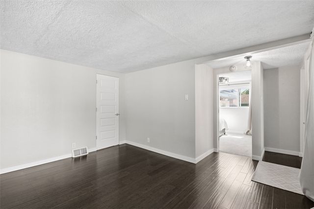302 3rd St, Oakdale, PA 15071