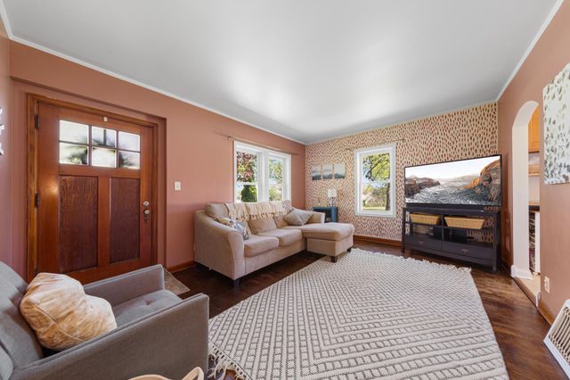 830 Mcknight Road N, Maplewood, MN 55119