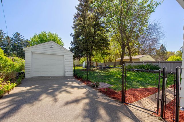 830 Mcknight Road N, Maplewood, MN 55119