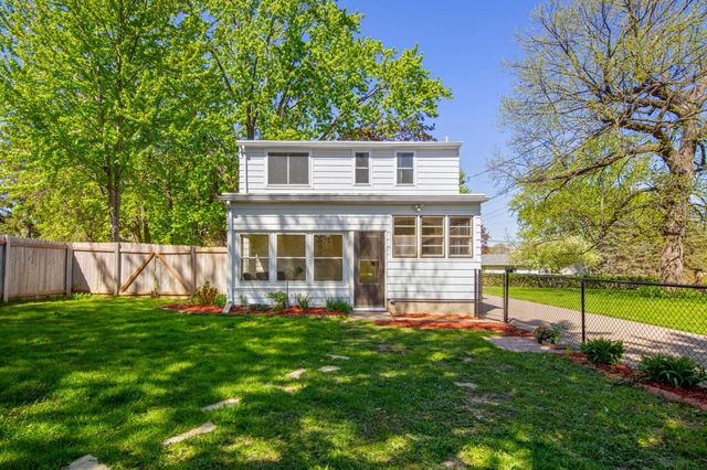 830 Mcknight Road N, Maplewood, MN 55119