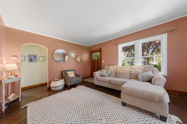 830 Mcknight Road N, Maplewood, MN 55119