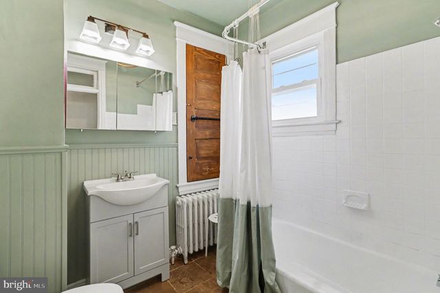 30 W AVON RD, Brookhaven, PA 19015