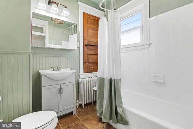 30 W AVON RD, Brookhaven, PA 19015