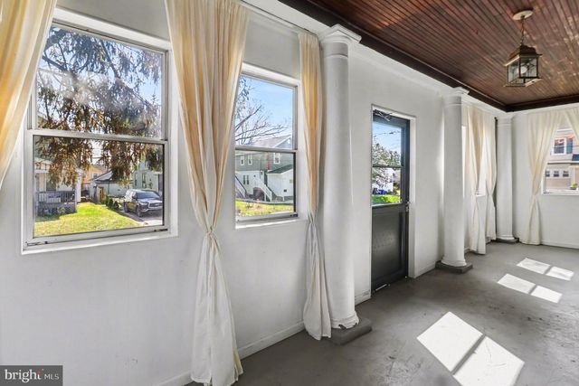 30 W AVON RD, Brookhaven, PA 19015