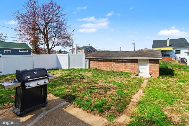 30 W AVON RD, Brookhaven, PA 19015