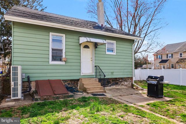 30 W AVON RD, Brookhaven, PA 19015