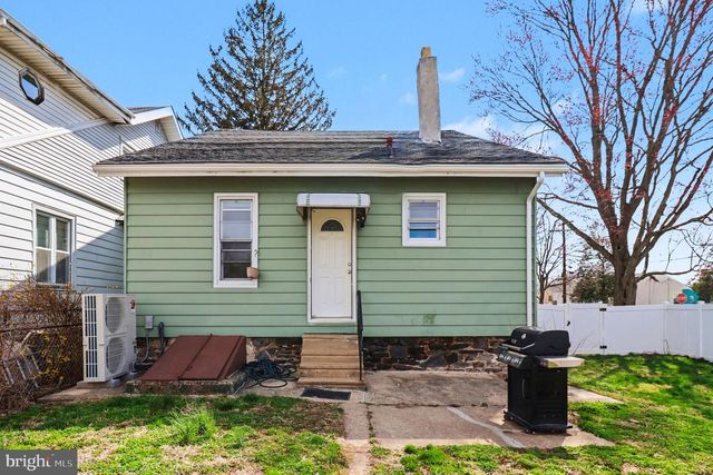 30 W AVON RD, Brookhaven, PA 19015