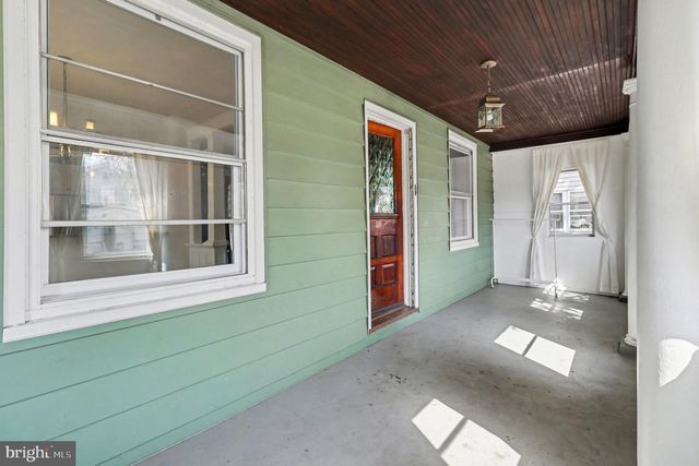 30 W AVON RD, Brookhaven, PA 19015