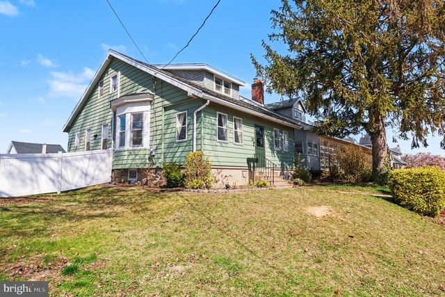 30 W AVON RD, Brookhaven, PA 19015