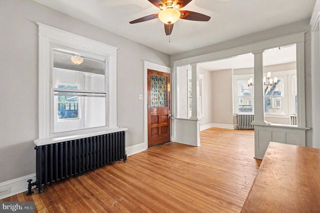 30 W AVON RD, Brookhaven, PA 19015