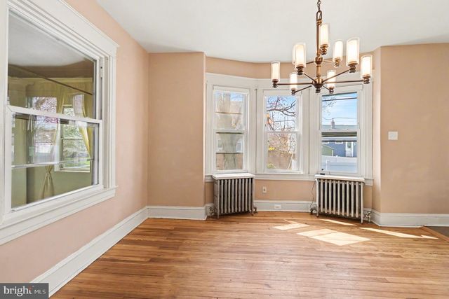 30 W AVON RD, Brookhaven, PA 19015