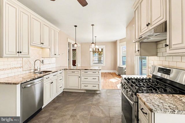 30 W AVON RD, Brookhaven, PA 19015