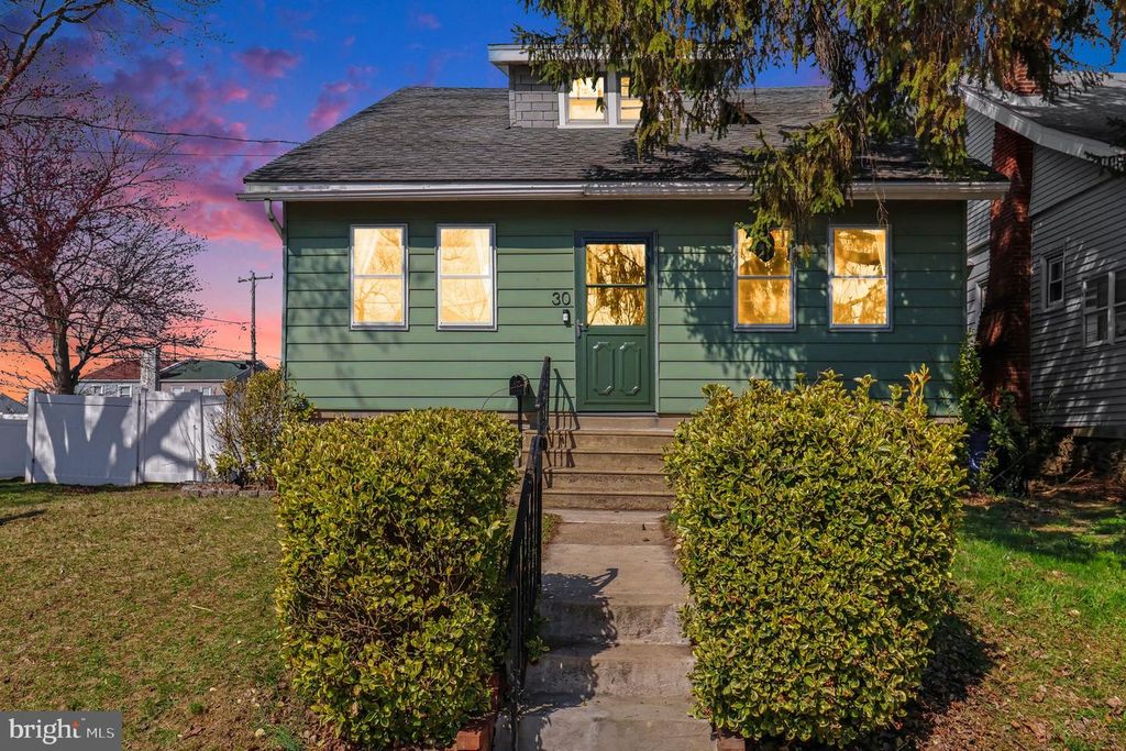 30 W AVON RD, Brookhaven, PA 19015