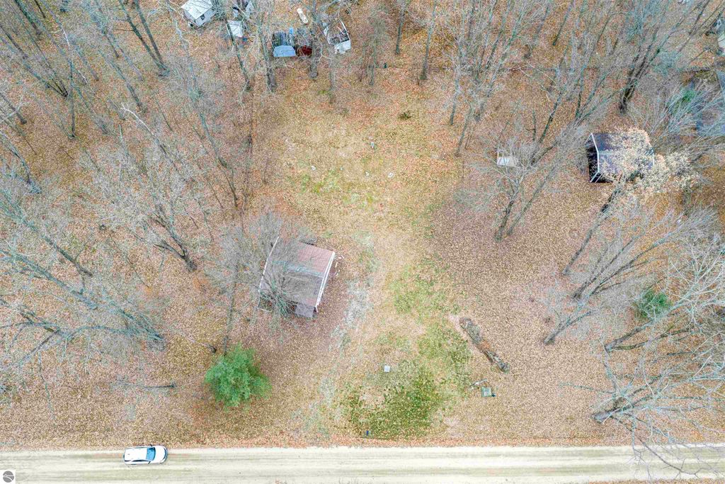 Image 4 of property listing at 7737 Wilderness Drive, Weidman, MI 48893