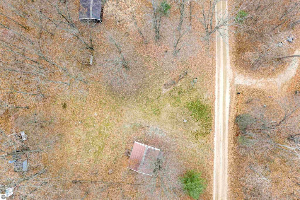 Image 6 of property listing at 7737 Wilderness Drive, Weidman, MI 48893