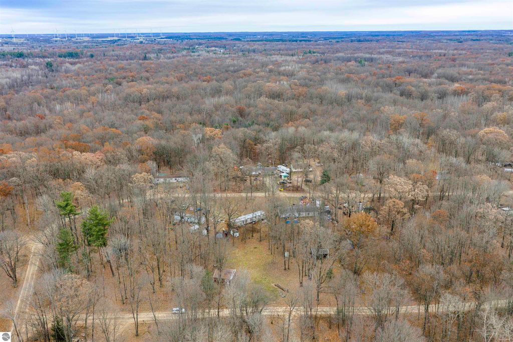 Image 7 of property listing at 7737 Wilderness Drive, Weidman, MI 48893